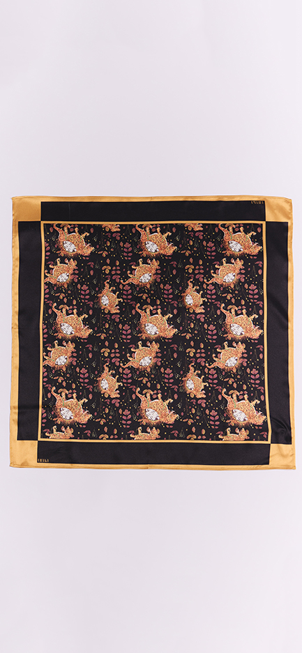 "Zarhal sher" printli satin sharf - Image 3